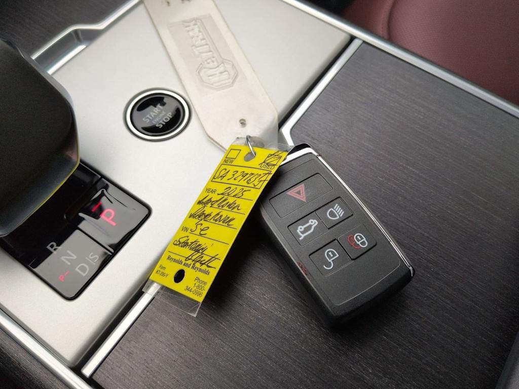 Thumbnail: 2025 Land Rover Range Rover - 16