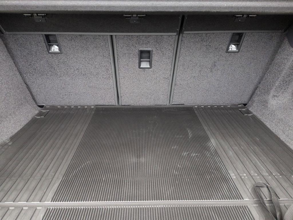 Thumbnail: 2026 Land Rover Range Rover - 16