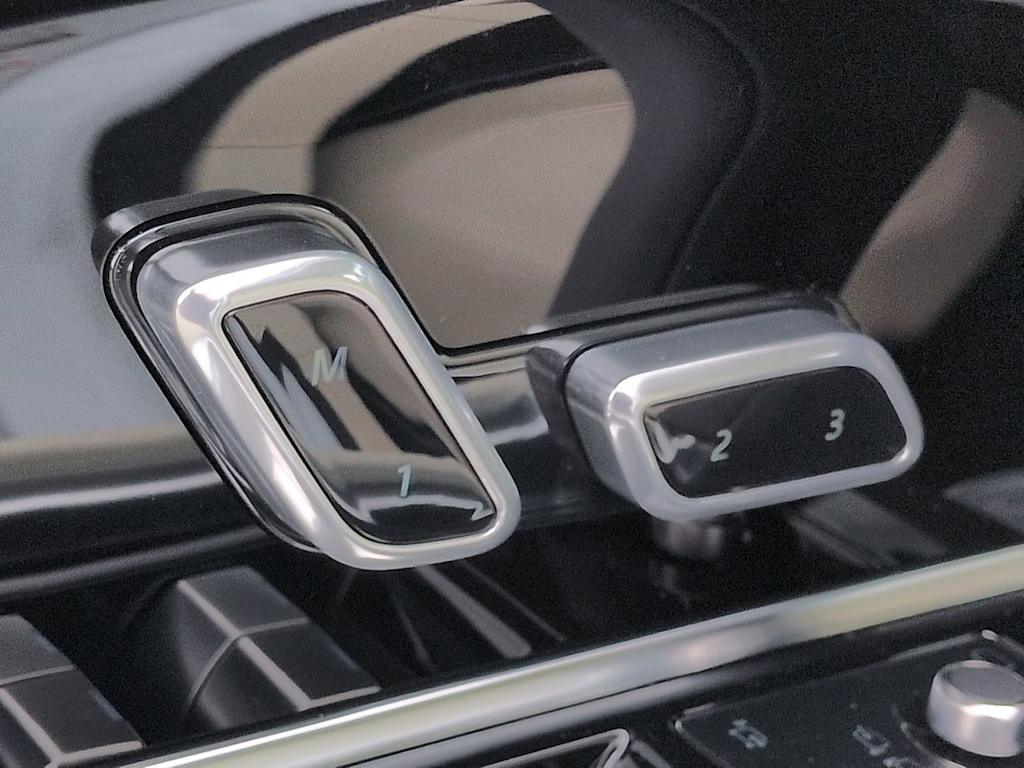 Thumbnail: 2026 Land Rover Range Rover - 16