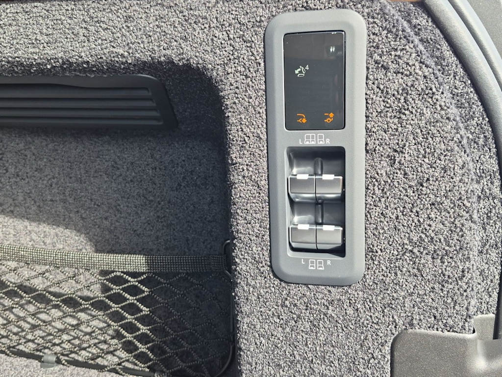 Thumbnail: 2027 Land Rover Range Rover - 28