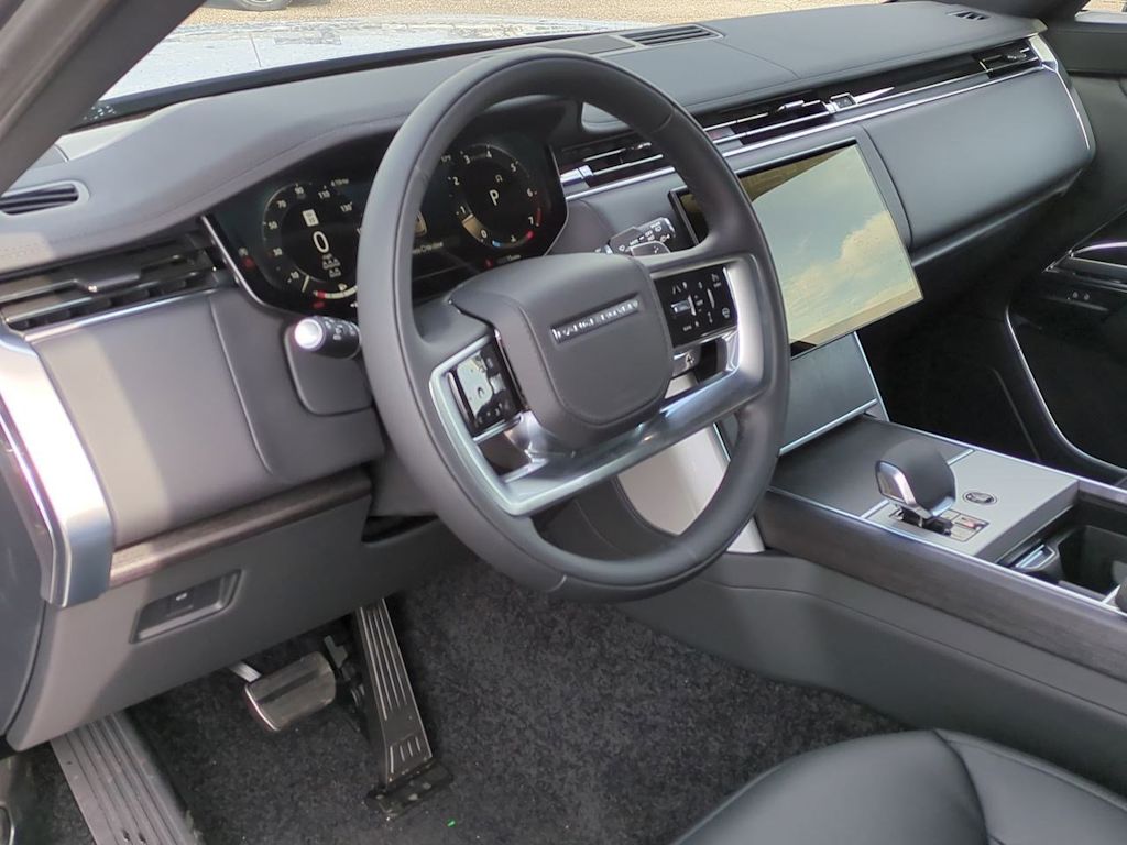 2025 Land Rover Range Rover SE 2