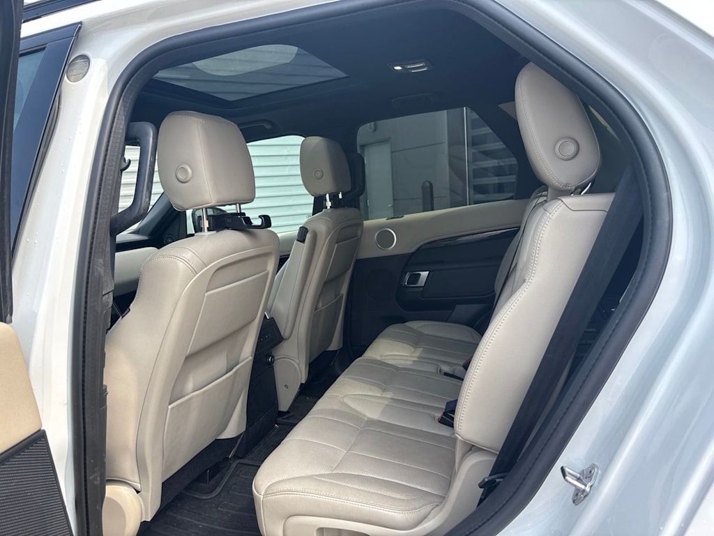 Thumbnail: 2020 Land Rover Discovery - 6