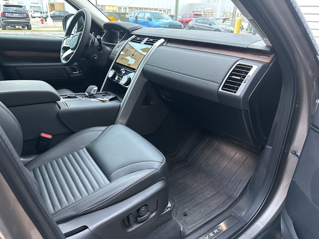 Thumbnail: 2024 Land Rover Discovery - 6