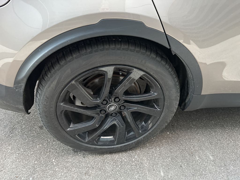 Thumbnail: 2024 Land Rover Discovery - 17