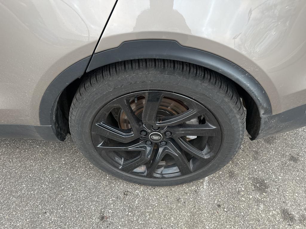 Thumbnail: 2024 Land Rover Discovery - 16