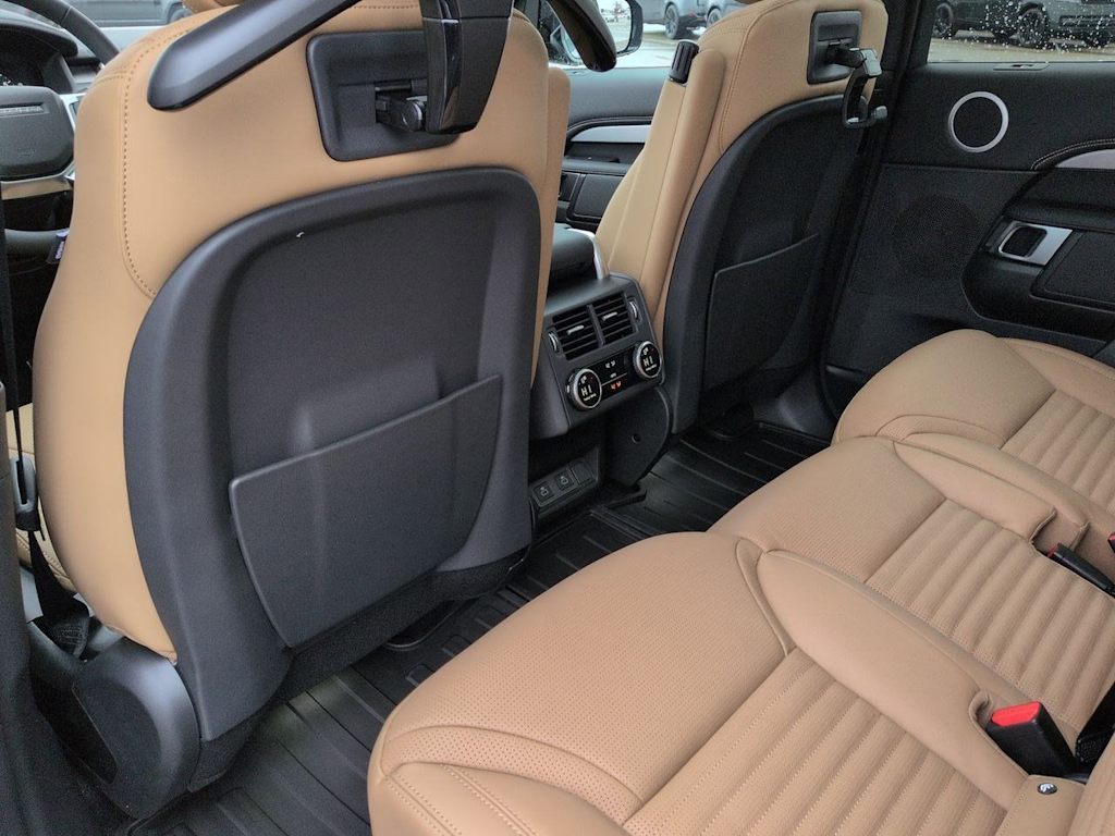 Thumbnail: 2026 Land Rover Discovery - 13