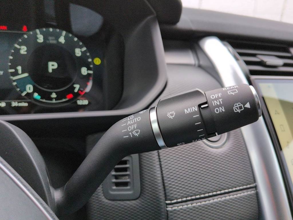 Thumbnail: 2026 Land Rover Discovery - 16