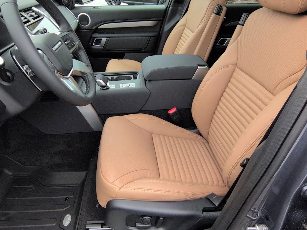 Thumbnail: 2026 Land Rover Discovery - 11