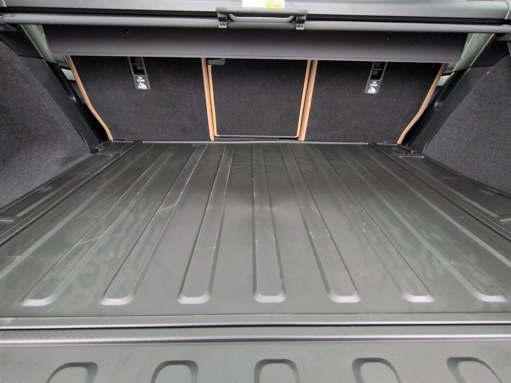 Thumbnail: 2026 Land Rover Discovery - 18