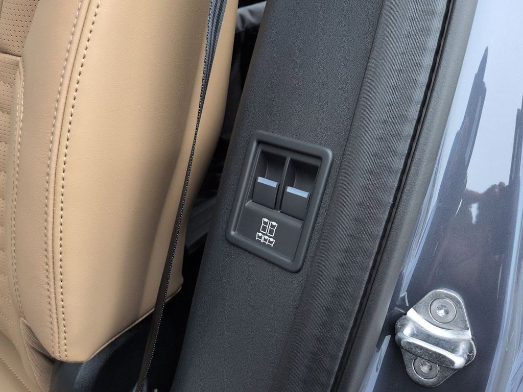 Thumbnail: 2026 Land Rover Discovery - 30