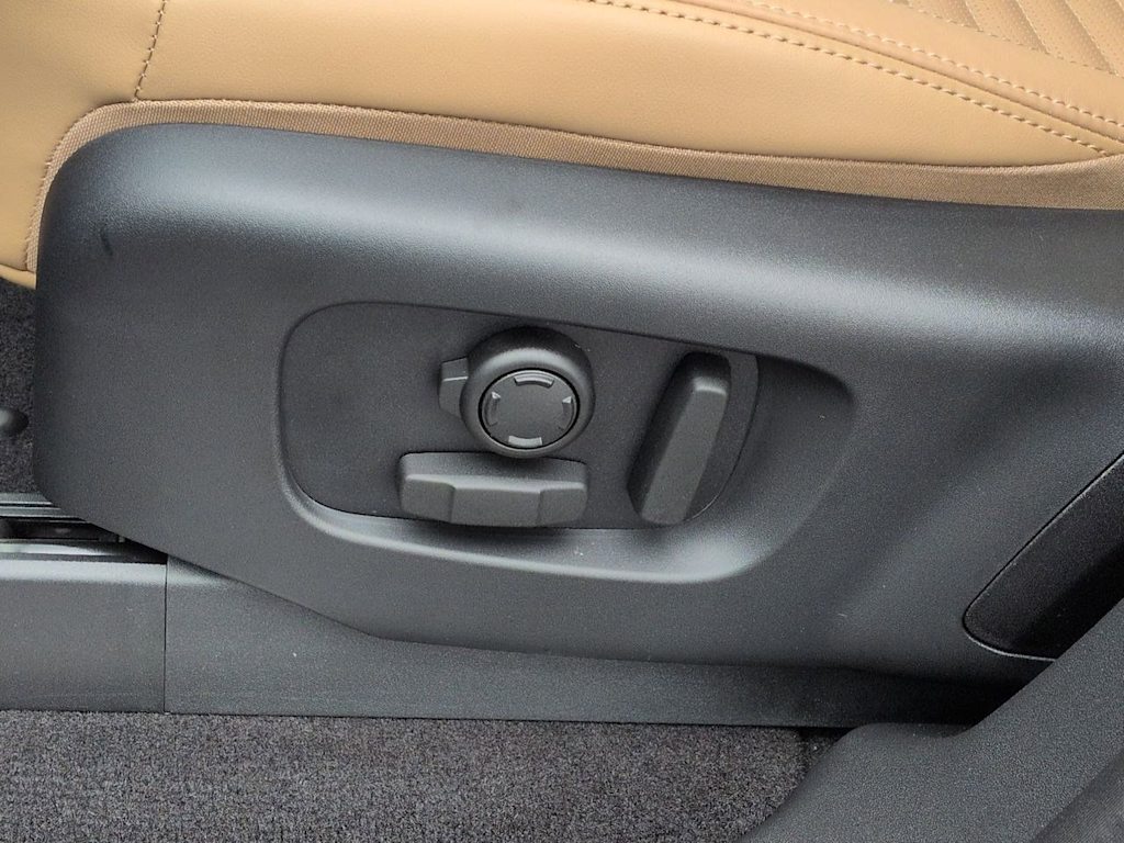 Thumbnail: 2026 Land Rover Discovery - 26