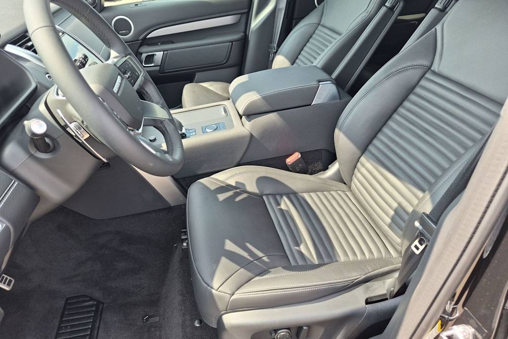Thumbnail: 2026 Land Rover Discovery - 10