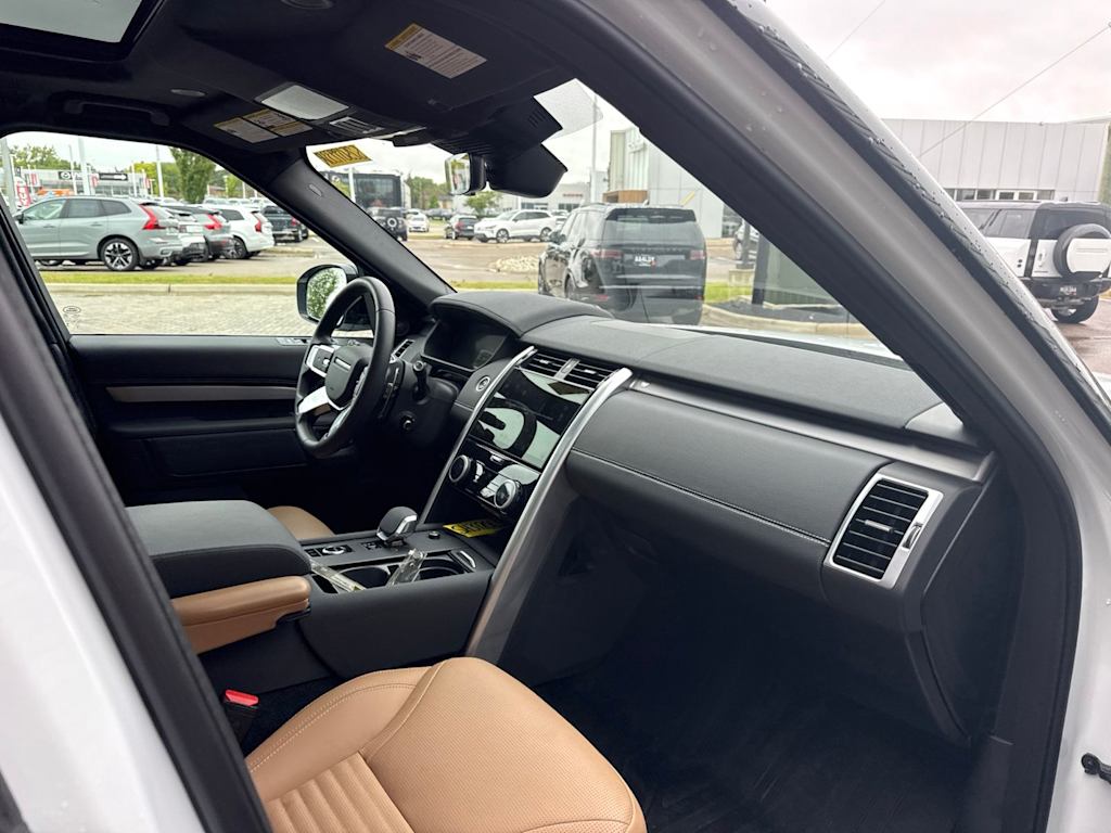 Thumbnail: 2025 Land Rover Discovery - 9