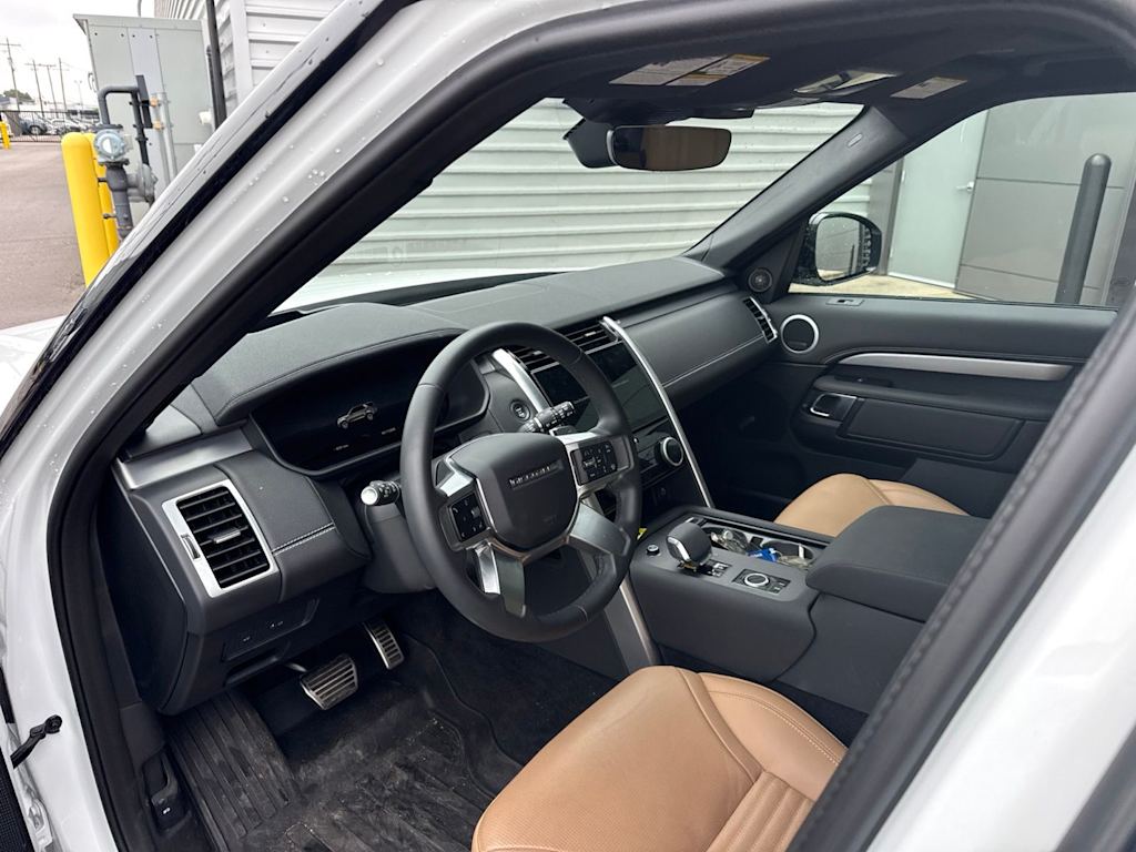 Thumbnail: 2025 Land Rover Discovery - 2