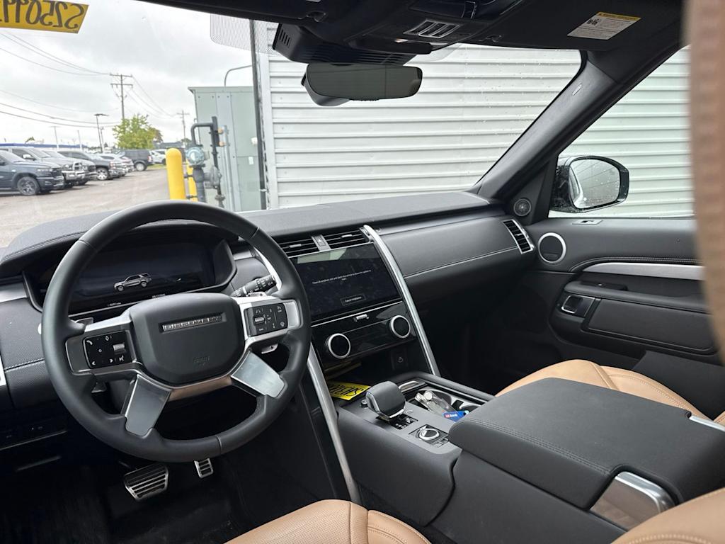 Thumbnail: 2025 Land Rover Discovery - 7