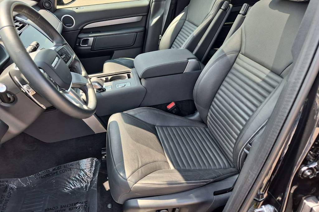 Thumbnail: 2025 Land Rover Discovery - 10