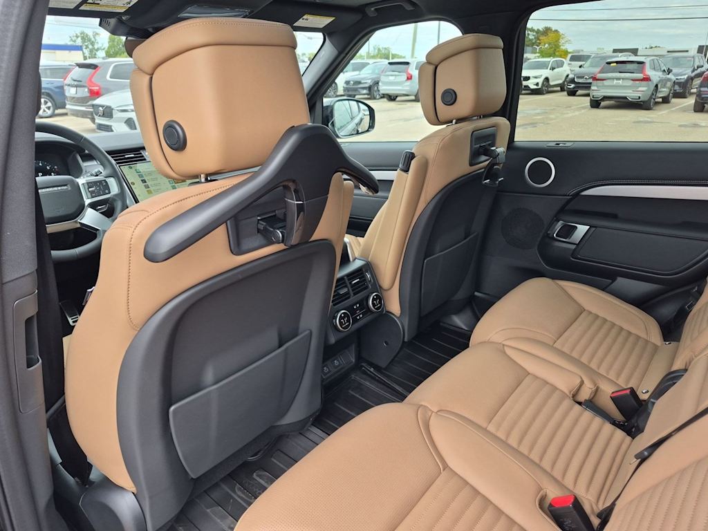 Thumbnail: 2026 Land Rover Discovery - 12