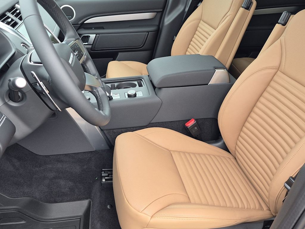 Thumbnail: 2026 Land Rover Discovery - 11