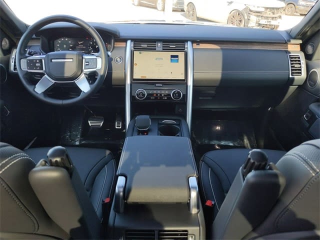 2024 Land Rover Discovery Dynamic SE 9