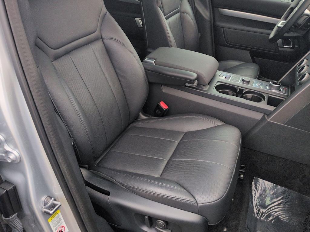 Thumbnail: 2020 Land Rover Discovery - 12
