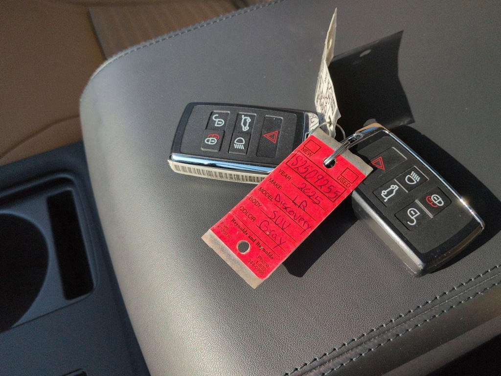 Thumbnail: 2025 Land Rover Discovery - 39