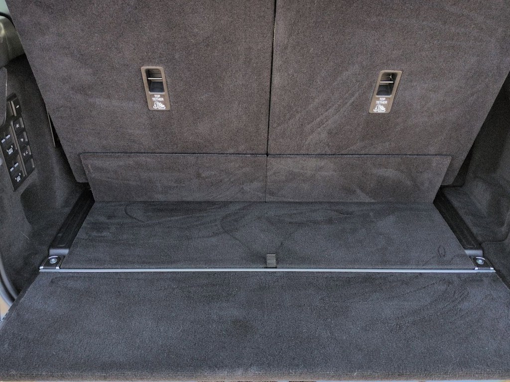 Thumbnail: 2025 Land Rover Discovery - 18