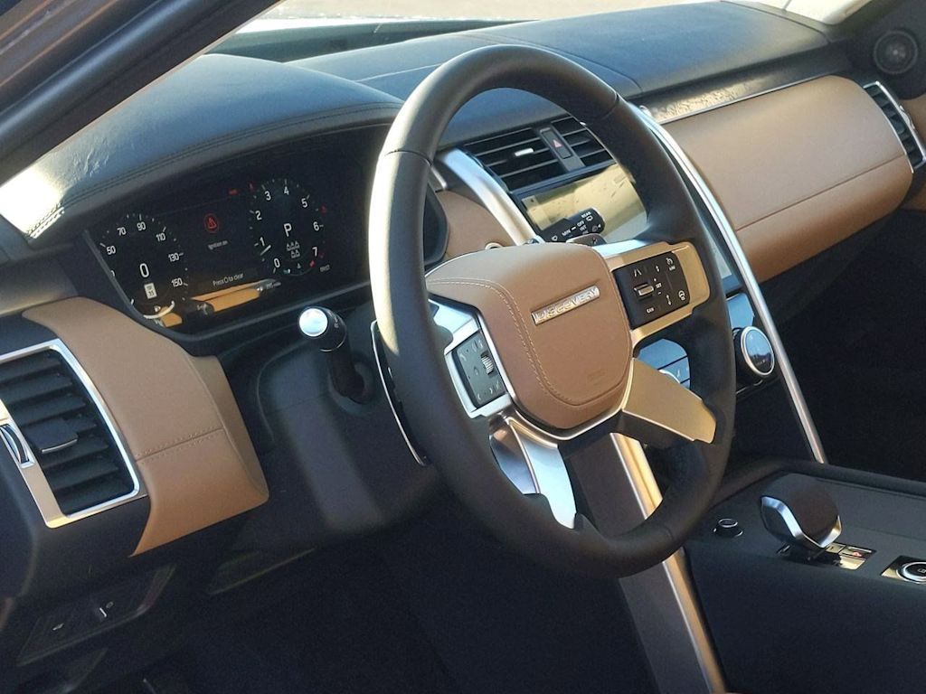 Thumbnail: 2025 Land Rover Discovery - 2