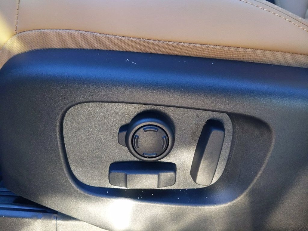 Thumbnail: 2025 Land Rover Discovery - 25