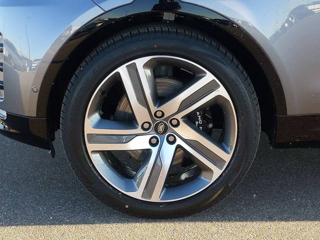 Thumbnail: 2025 Land Rover Discovery - 8