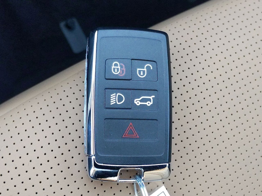 Thumbnail: 2025 Land Rover Discovery - 36