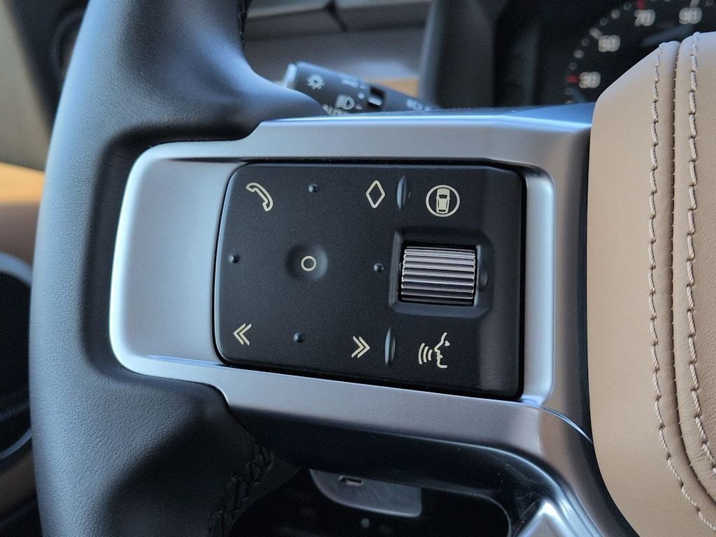 Thumbnail: 2025 Land Rover Discovery - 30