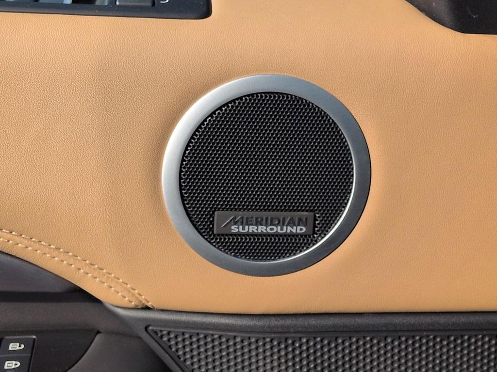 Thumbnail: 2025 Land Rover Discovery - 36