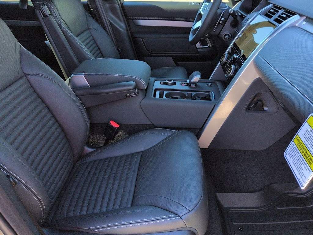 Thumbnail: 2026 Land Rover Discovery - 10