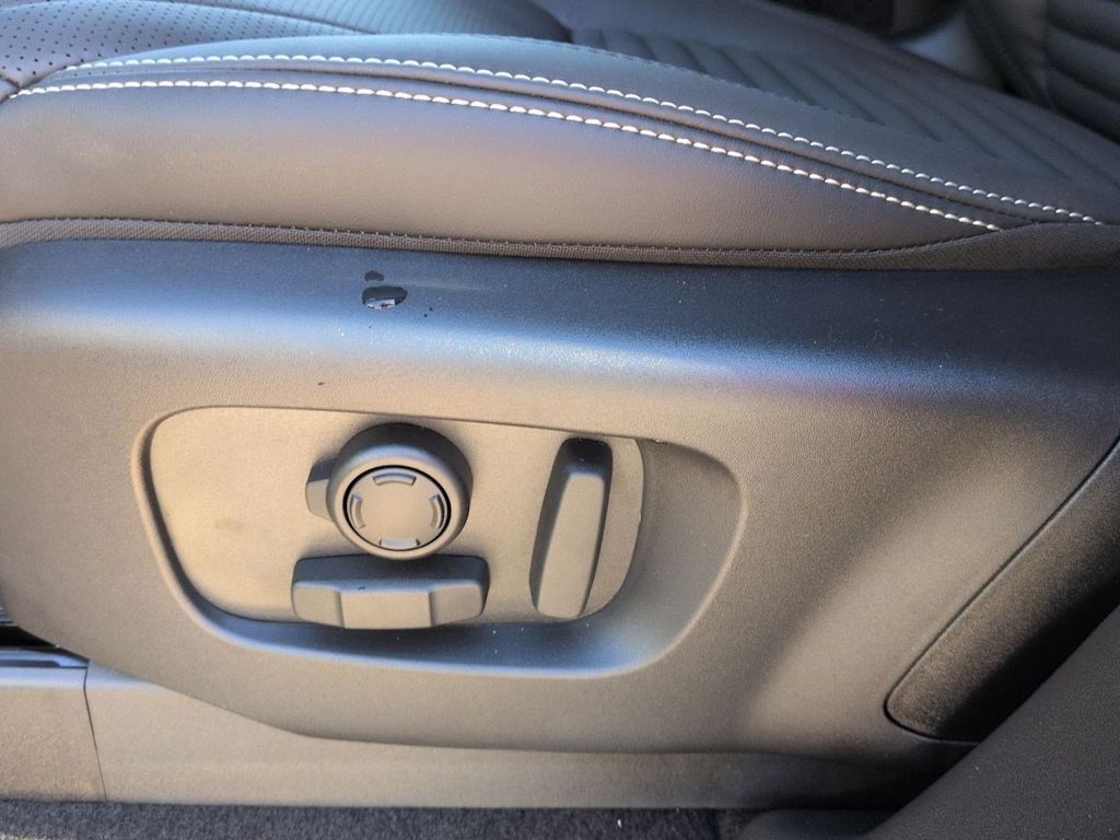 Thumbnail: 2026 Land Rover Discovery - 23