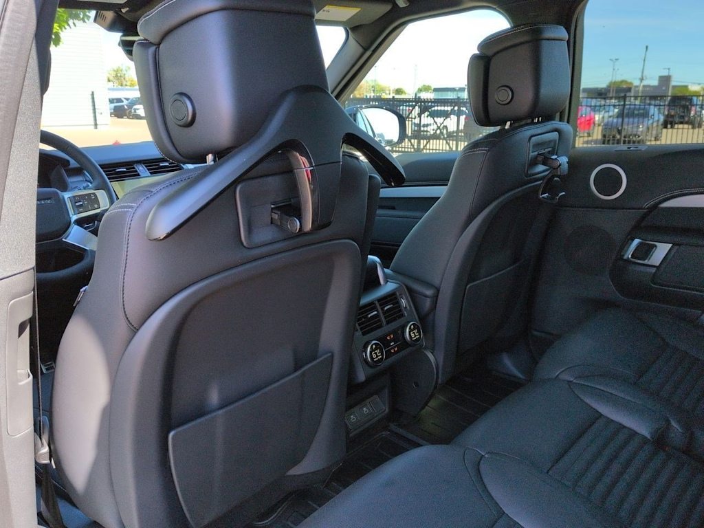 Thumbnail: 2026 Land Rover Discovery - 11