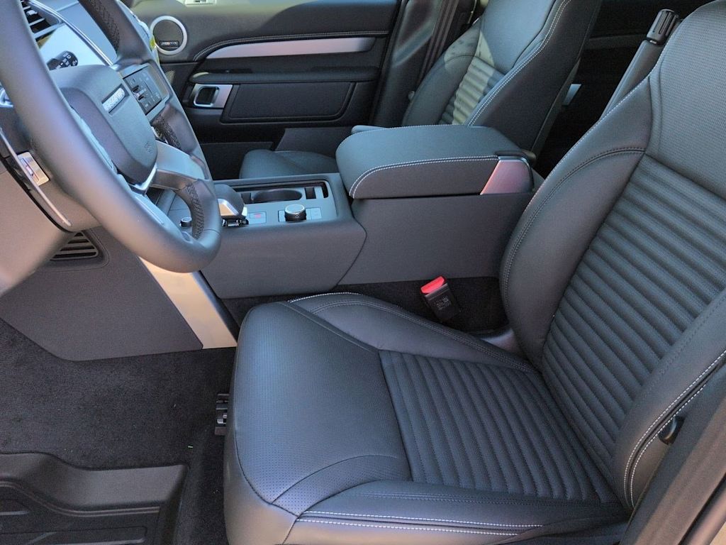 Thumbnail: 2026 Land Rover Discovery - 9