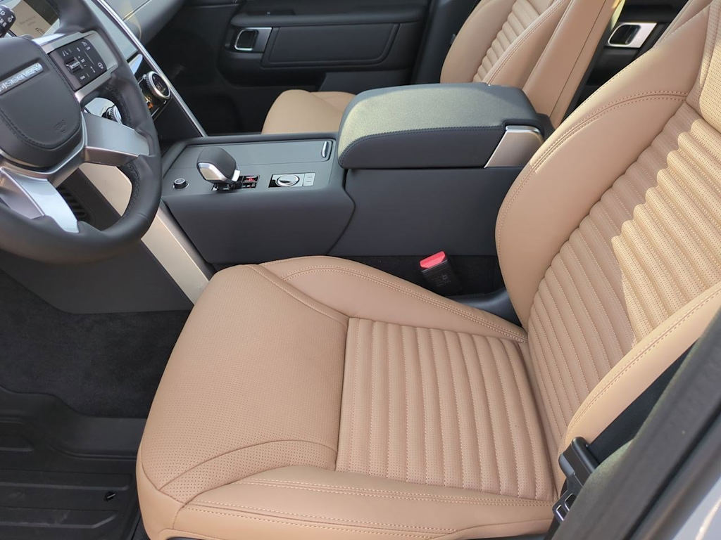 Thumbnail: 2026 Land Rover Discovery - 10