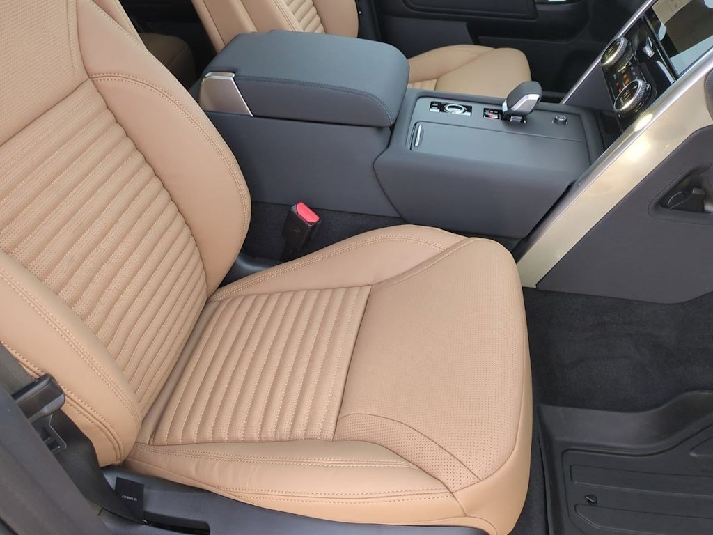 Thumbnail: 2026 Land Rover Discovery - 29