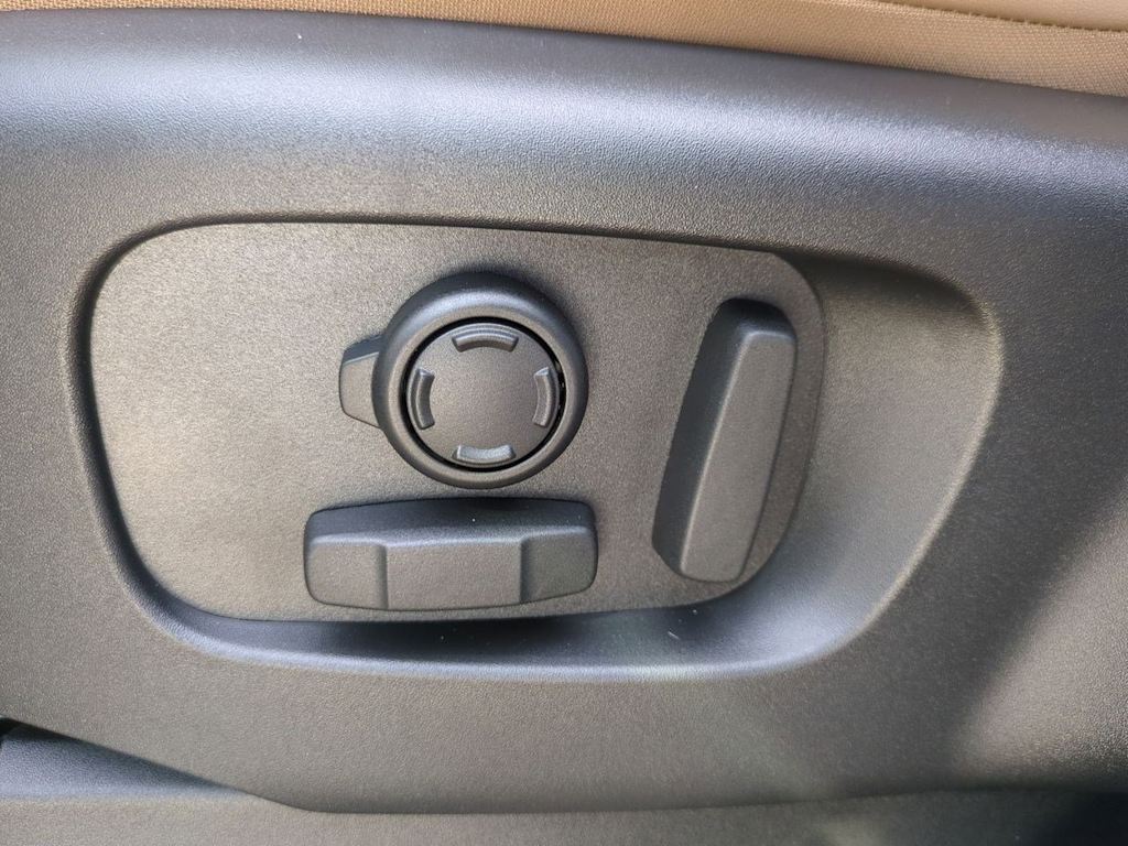 Thumbnail: 2026 Land Rover Discovery - 25