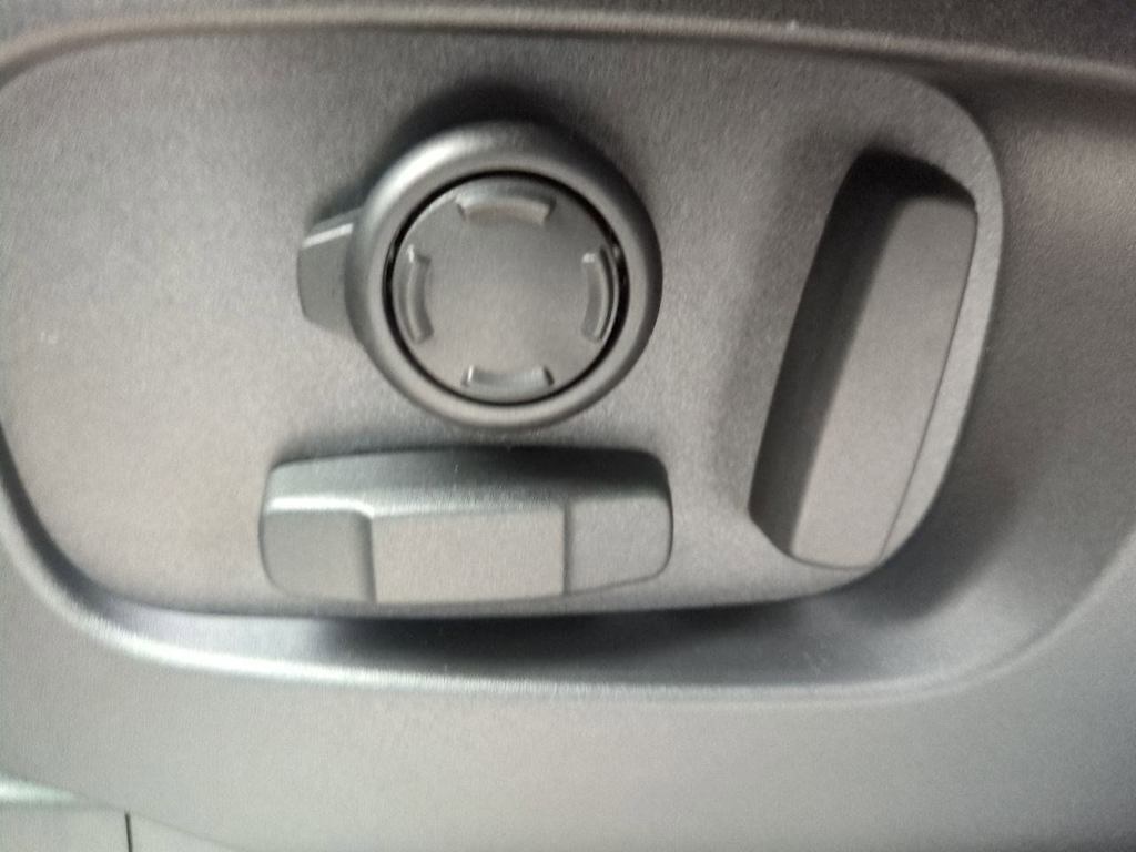 Thumbnail: 2026 Land Rover Discovery - 22