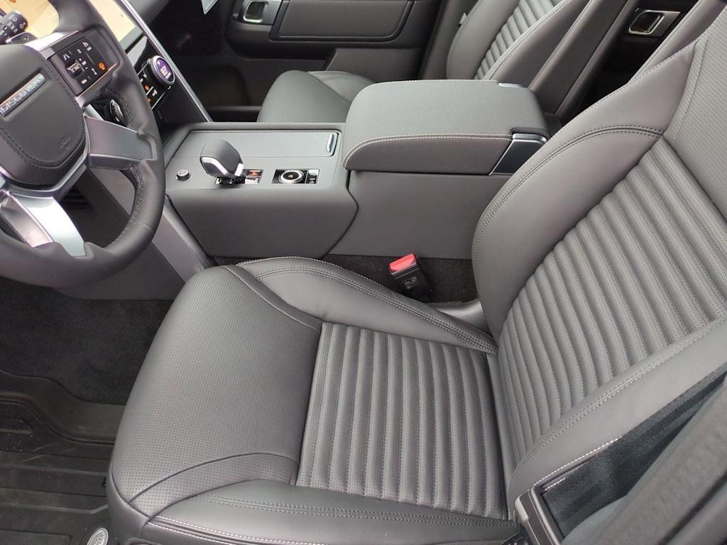 Thumbnail: 2026 Land Rover Discovery - 9