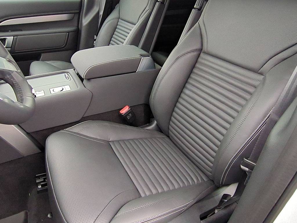 Thumbnail: 2026 Land Rover Discovery - 11