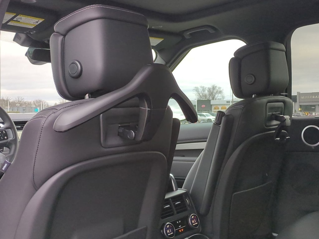 Thumbnail: 2026 Land Rover Discovery - 13