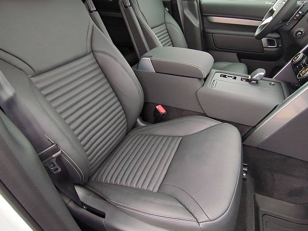 Thumbnail: 2026 Land Rover Discovery - 30