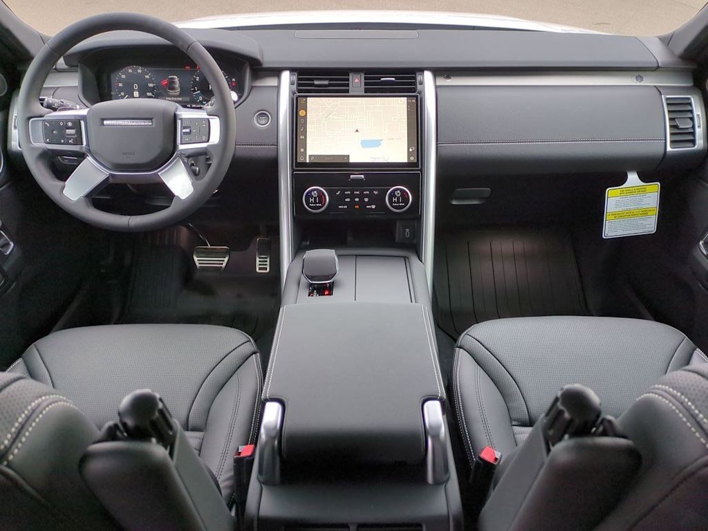 Thumbnail: 2026 Land Rover Discovery - 10