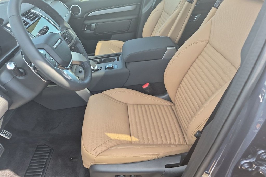 Thumbnail: 2026 Land Rover Discovery - 11