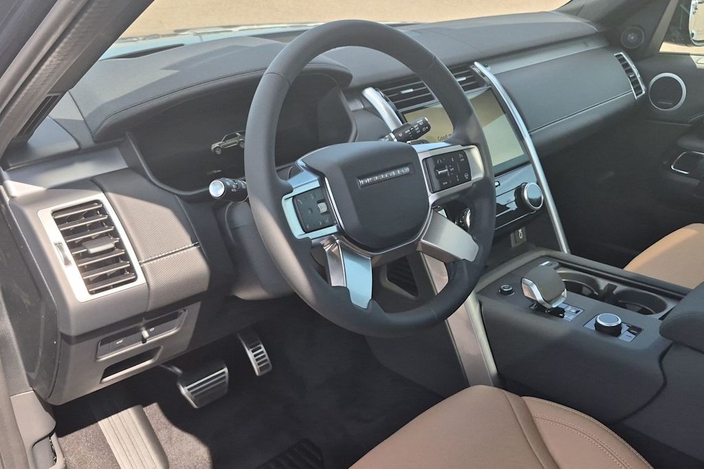 Thumbnail: 2026 Land Rover Discovery - 2