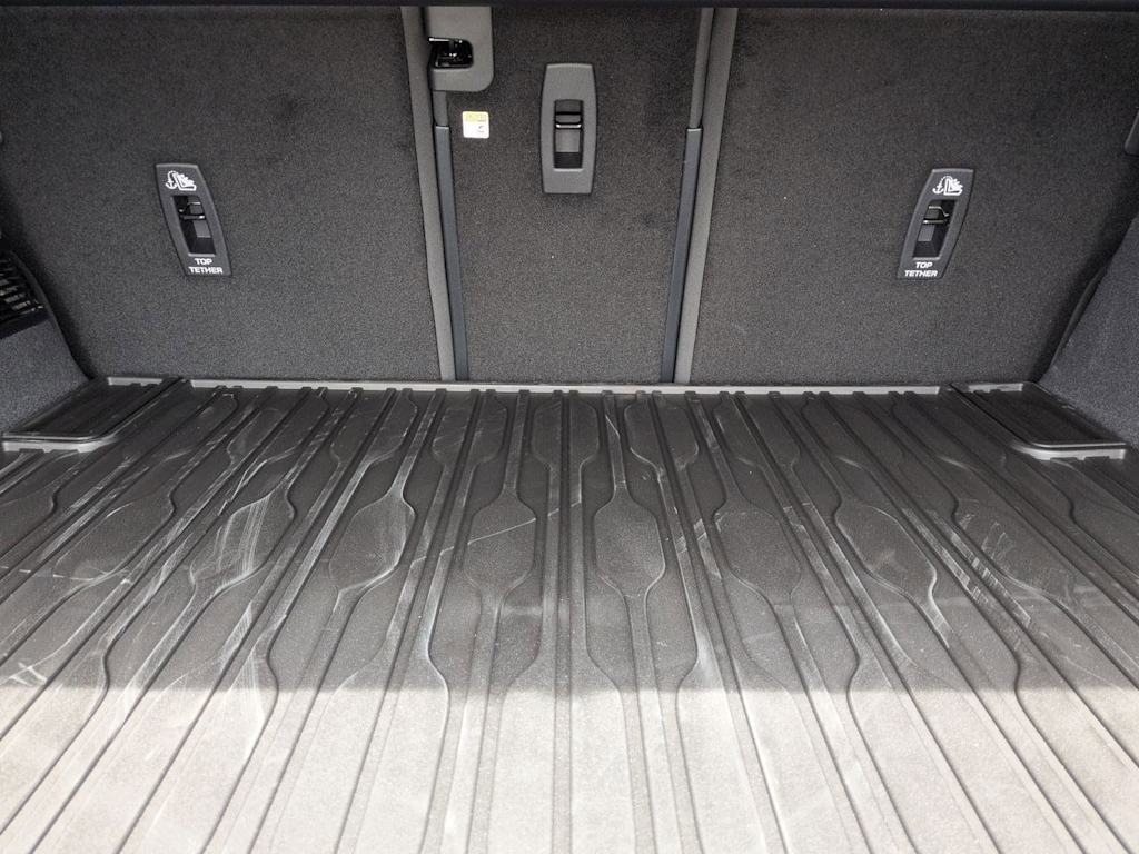 Thumbnail: 2026 Land Rover Range Rover Velar - 17