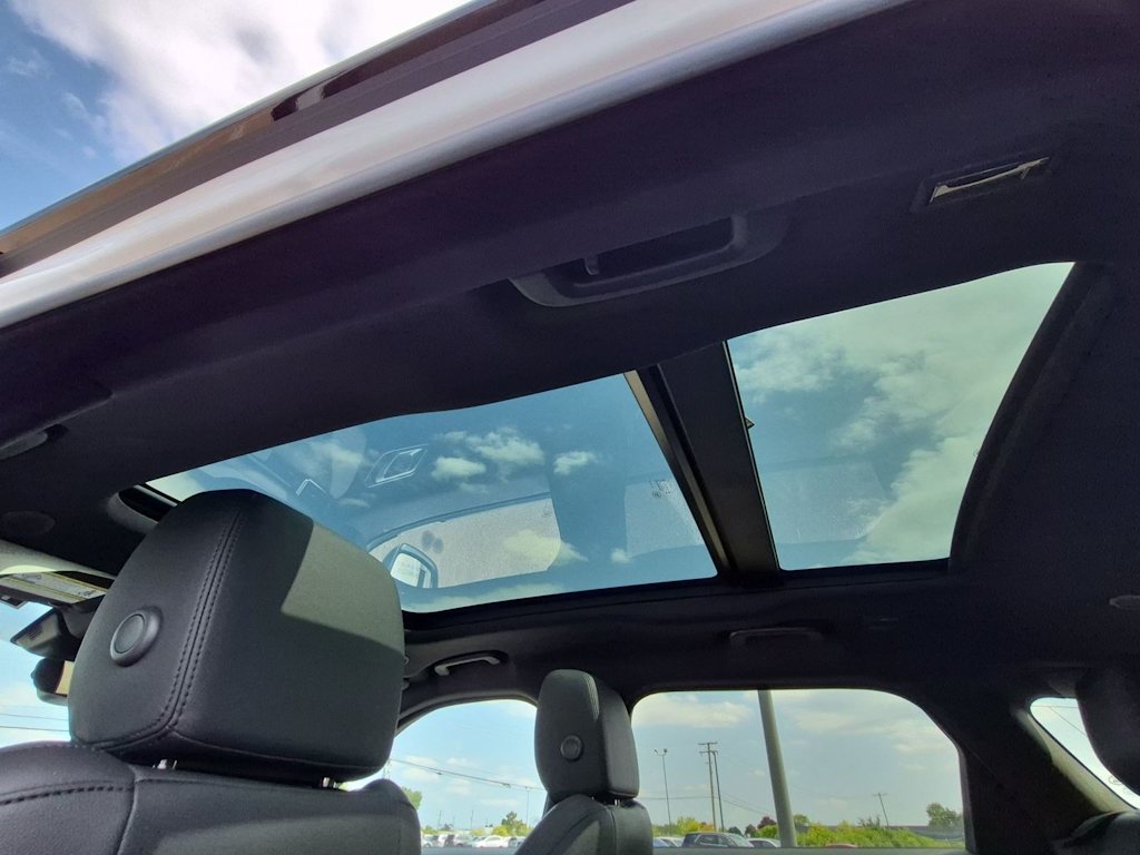 Thumbnail: 2026 Land Rover Range Rover Velar - 27
