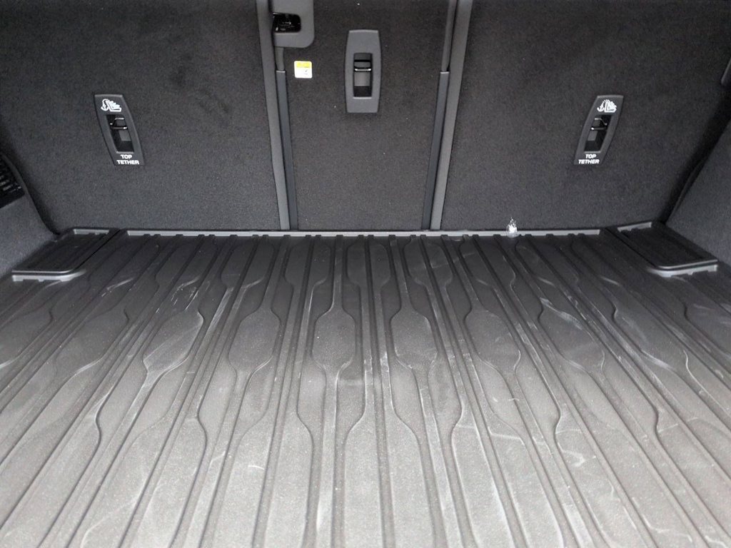 Thumbnail: 2026 Land Rover Range Rover Velar - 17